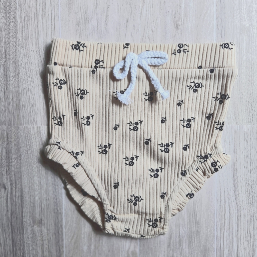 Baby Girl Ribbed Two-Piece Floral Set Neutral Bodysuit & Ruffle Bloomer Outfit - Picture 6 of 8